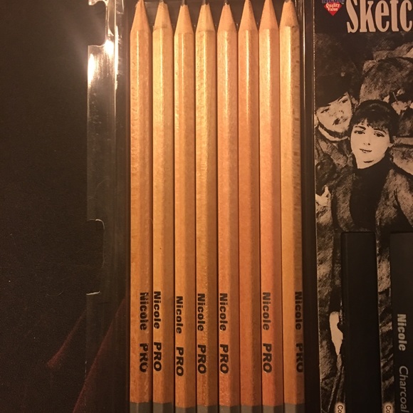 18 Piece Drawing and Sketching Set - Picture 2 of 6